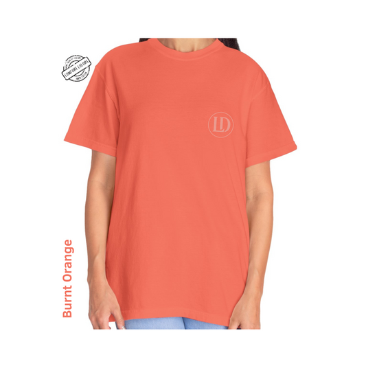 Camiseta unisex de algodón suave, perfecta para el día a día. Diseñada con impresión de alta calidad que resiste lavados y uso constante. Disponible en varios colores y tallas. Ideal para quienes buscan comodidad sin perder estilo.