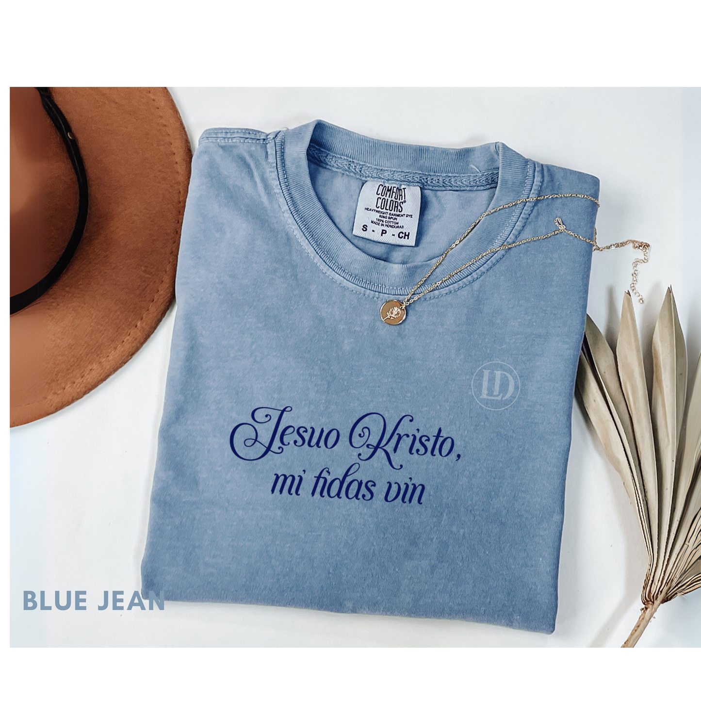 Camiseta unisex de algodón suave, perfecta para el día a día. Diseñada con impresión de alta calidad que resiste lavados y uso constante. Disponible en varios colores y tallas. Ideal para quienes buscan comodidad sin perder estilo.