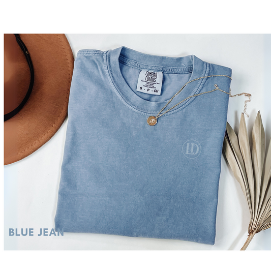 Camiseta unisex de algodón suave, perfecta para el día a día. Diseñada con impresión de alta calidad que resiste lavados y uso constante. Disponible en varios colores y tallas. Ideal para quienes buscan comodidad sin perder estilo.