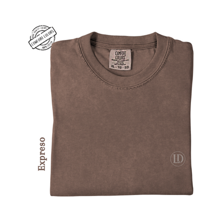 Camiseta unisex de algodón suave, perfecta para el día a día. Diseñada con impresión de alta calidad que resiste lavados y uso constante. Disponible en varios colores y tallas. Ideal para quienes buscan comodidad sin perder estilo.