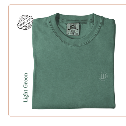 Camiseta unisex de algodón suave, perfecta para el día a día. Diseñada con impresión de alta calidad que resiste lavados y uso constante. Disponible en varios colores y tallas. Ideal para quienes buscan comodidad sin perder estilo.