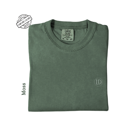 Camiseta unisex de algodón suave, perfecta para el día a día. Diseñada con impresión de alta calidad que resiste lavados y uso constante. Disponible en varios colores y tallas. Ideal para quienes buscan comodidad sin perder estilo.