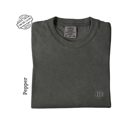Camiseta unisex de algodón suave, perfecta para el día a día. Diseñada con impresión de alta calidad que resiste lavados y uso constante. Disponible en varios colores y tallas. Ideal para quienes buscan comodidad sin perder estilo.