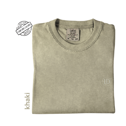 Camiseta unisex de algodón suave, perfecta para el día a día. Diseñada con impresión de alta calidad que resiste lavados y uso constante. Disponible en varios colores y tallas. Ideal para quienes buscan comodidad sin perder estilo.